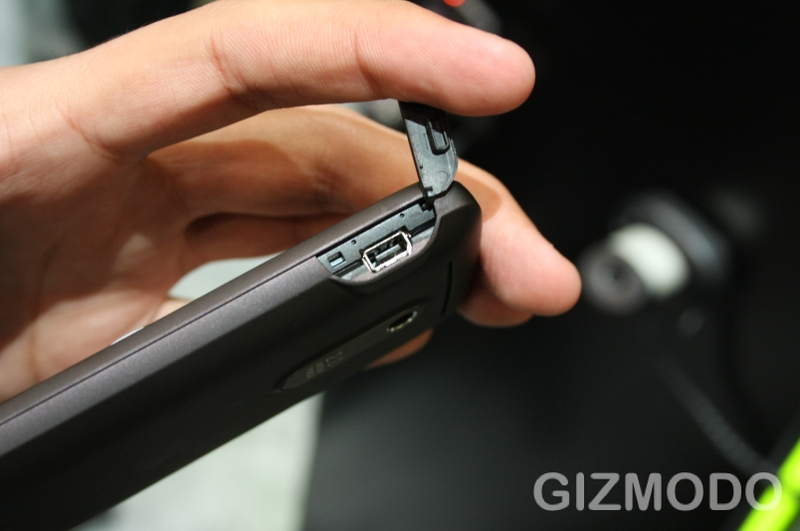Illustration for article titled Lose Weight with HTC Snap Hands-On Next to Beautiful Black berry BOLD